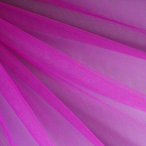 Van brandvertragende tule worden volumineuze strikken gemaakt om een feestelijke decoratie te creëren en het is ook geschikt voor luchtige tutu's en carnavalskostuums.