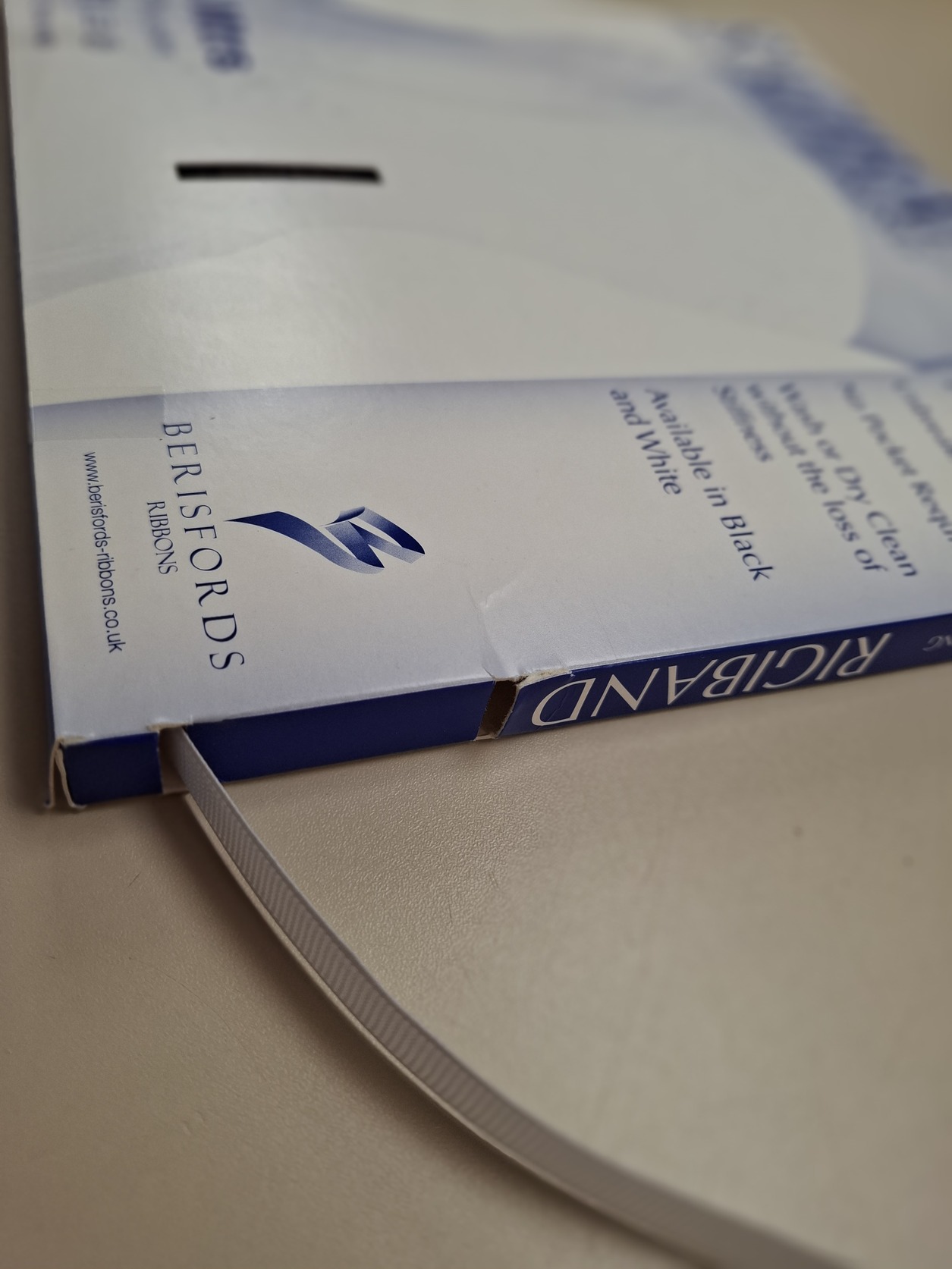 Rigilene baleinenband 12 mm wit kopen? Stevige, flexibele balein voor korsetten en bruidsjurken. Bestel eenvoudig online bij Sisters stoffen & fournituren.