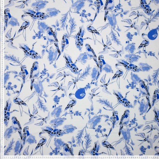 Viscose stof met een blauwe tropische print op een witte ondergrond. Soepel vallend, zacht en ademend. Perfect voor blouses en jurken