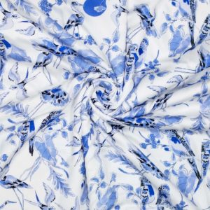 Viscose stof met een blauwe tropische print op een witte ondergrond. Soepel vallend, zacht en ademend. Perfect voor blouses en jurken