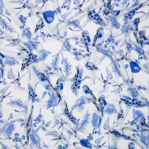 Viscose stof met een blauwe tropische print op een witte ondergrond. Soepel vallend, zacht en ademend. Perfect voor blouses en jurken