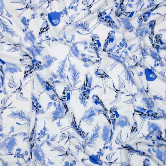 Viscose stof met een blauwe tropische print op een witte ondergrond. Soepel vallend, zacht en ademend. Perfect voor blouses en jurken