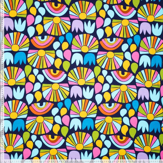 Karina + Kind katoen tricot digitale print Sunny. Zachte, soepele jersey met kleurrijke print. Perfect voor kinder- en dameskleding. Bestel bij Sisters stoffen & fournituren.
