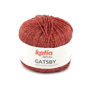 Katia Gatsby is een schitterend viscose garen met zilver en goud gemetalliseerd effect. Met Gatsby kunnen elegante vrouwelijke truien en opengewerkte tops gemaakt worden