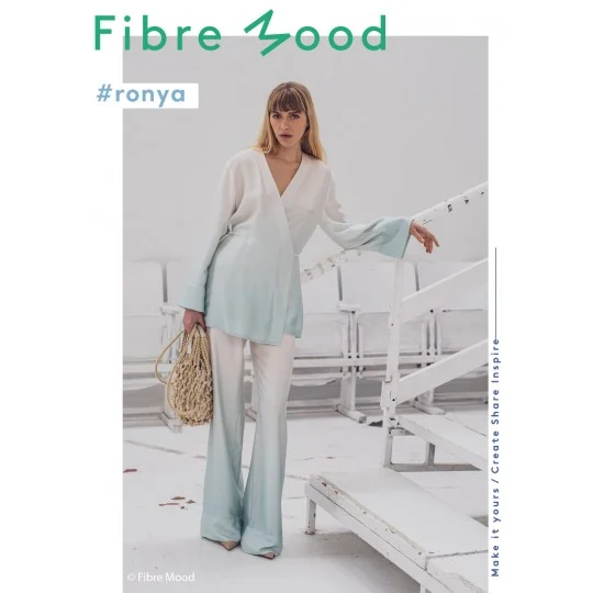 Deze geweven lyocell satin print met verloop van mintgroen naar ecru wordt gebruikt voor Fibre Mood model Ronya en is duurzaam gemaakt volgens de OEKO-TEX Standard 100.