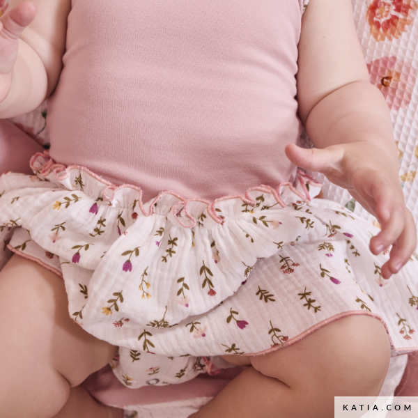 Zachte bloemen mousseline van katoen van Katia Fabrics. Perfect voor babykleding, jurken en accessoires. Luchtig, ademend en makkelijk te naaien.