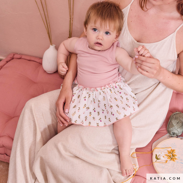 Zachte bloemen mousseline van katoen van Katia Fabrics. Perfect voor babykleding, jurken en accessoires. Luchtig, ademend en makkelijk te naaien.