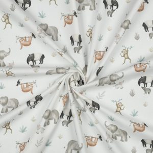 Fine poplin stof met digitale safari dieren print op off-white. Licht, soepel en perfect voor kinderkleding en accessoires. Shop nu!