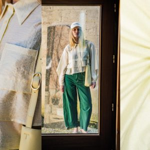 Fibre Mood Yara is gemaakt van deze geweven tencel/nylon jacquard crinckle wordt en is duurzaam gemaakt volgens de OEKO-TEX Standard 100.