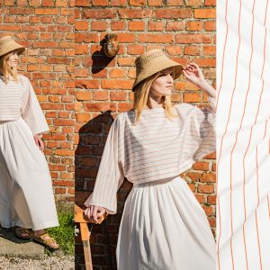 Stof voor Fibre Mood model Zoey kopen? Kies deze poplin katoen met strepen in de kleur wit-oranje met OEKO-TEX Standard 100 certificering.