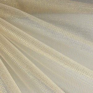 Van tule worden volumineuze strikken gemaakt om een feestelijke decoratie te creëren en het is ook geschikt voor luchtige tutu's en carnavalskostuums.