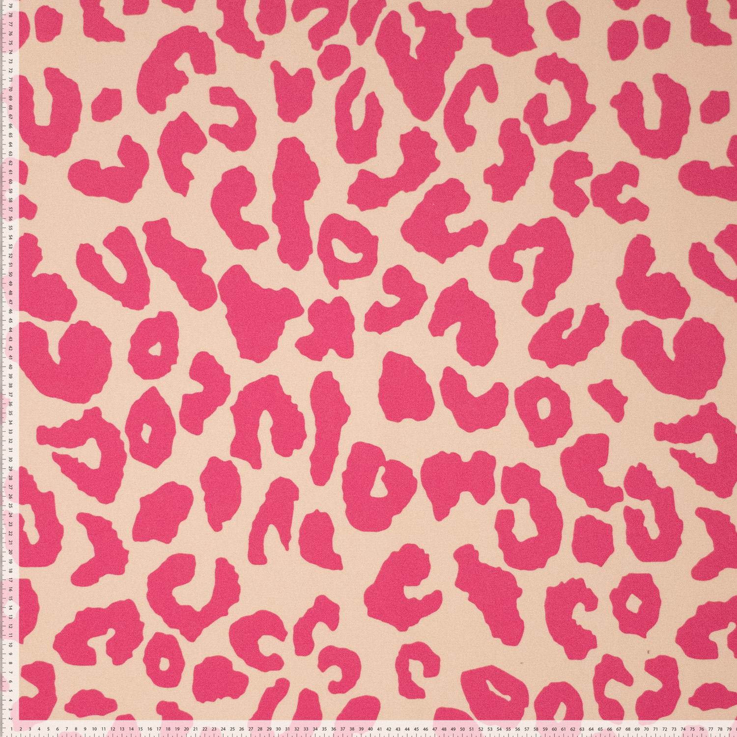 Deze zware joggingstof met trendy dierenprint is perfect voor comfortabele én stijlvolle kleding. De stof voelt heerlijk zacht aan en bestaat uit 82% biologisch katoen en 18% gerecycled materiaal.