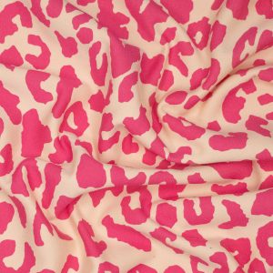Deze zware joggingstof met trendy dierenprint is perfect voor comfortabele én stijlvolle kleding. De stof voelt heerlijk zacht aan en bestaat uit 82% biologisch katoen en 18% gerecycled materiaal.