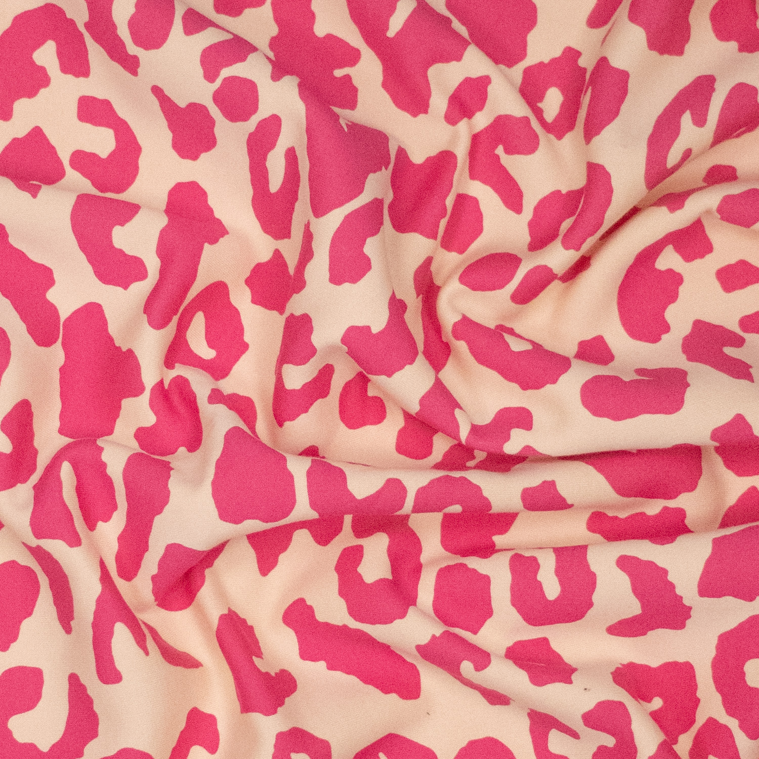 Deze zware joggingstof met trendy dierenprint is perfect voor comfortabele én stijlvolle kleding. De stof voelt heerlijk zacht aan en bestaat uit 82% biologisch katoen en 18% gerecycled materiaal.