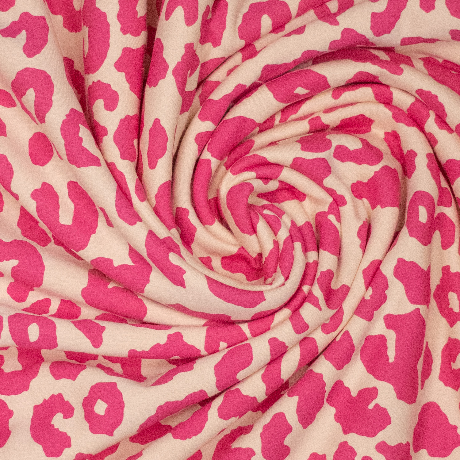 Deze zware joggingstof met trendy dierenprint is perfect voor comfortabele én stijlvolle kleding. De stof voelt heerlijk zacht aan en bestaat uit 82% biologisch katoen en 18% gerecycled materiaal.