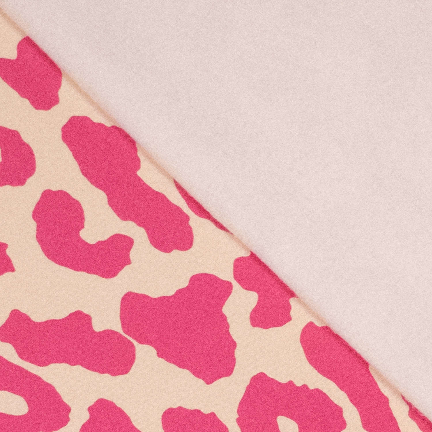 Deze zware joggingstof met trendy dierenprint is perfect voor comfortabele én stijlvolle kleding. De stof voelt heerlijk zacht aan en bestaat uit 82% biologisch katoen en 18% gerecycled materiaal.