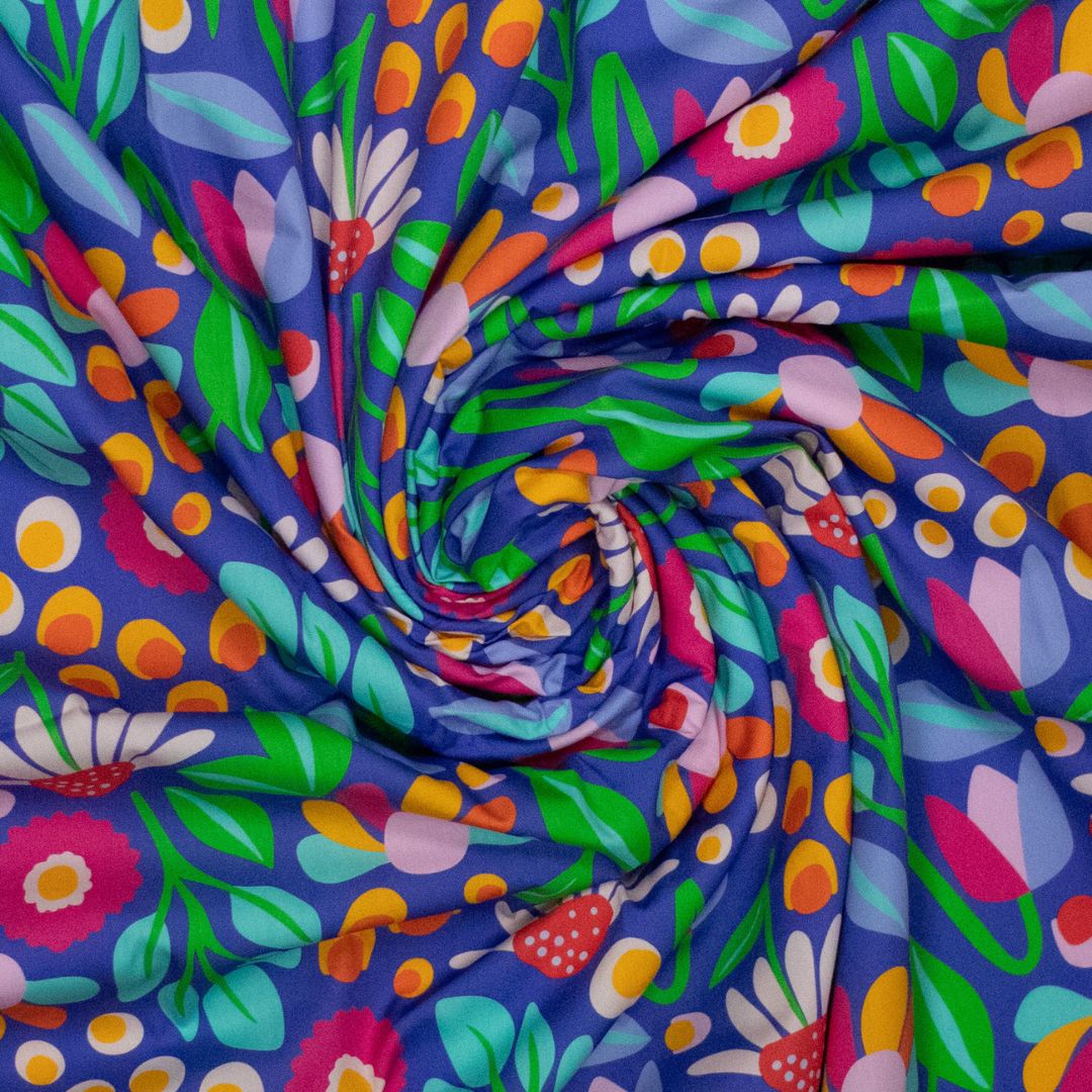 Karina + Kind poplin katoen met digitale print Flowers. Zachte, soepele katoen met kleurrijke print. Perfect voor kinder- en dameskleding.