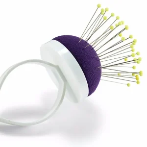 Praktisch armbandspeldenkussen in blauw polyester met witte clip. Draagt comfortabel om je pols en houd spelden en naalden altijd binnen handbereik.
