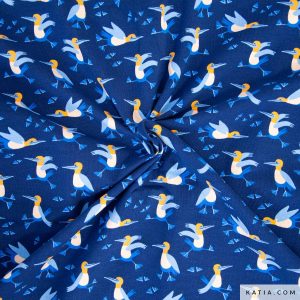 Ontdek de Blue Legged Bird jerseytricot van Katia Fabrics met kleurrijke vogelprint. Zachte, elastische en ademende stof voor T-shirts, jurken en kinderkleding.