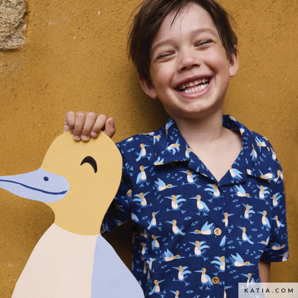 Ontdek de Blue Legged Bird jerseytricot van Katia Fabrics met kleurrijke vogelprint. Zachte, elastische en ademende stof voor T-shirts, jurken en kinderkleding.
