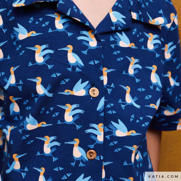 Ontdek de Blue Legged Bird jerseytricot van Katia Fabrics met kleurrijke vogelprint. Zachte, elastische en ademende stof voor T-shirts, jurken en kinderkleding.