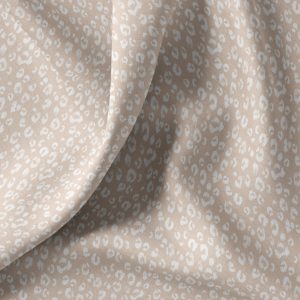 Een stijlvolle katoenen stof met een subtiele mini leopard print in zacht beige en wit tinten. Perfect voor het maken van kleding, accessoires en decoratieve projecten.