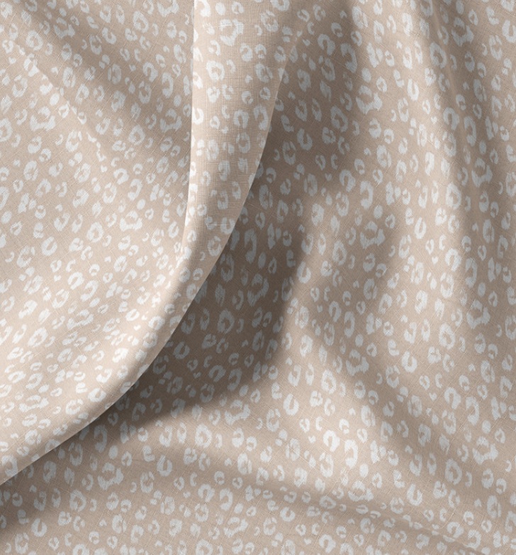 Een stijlvolle katoenen stof met een subtiele mini leopard print in zacht beige en wit tinten. Perfect voor het maken van kleding, accessoires en decoratieve projecten.