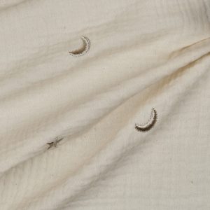 Luchtige double gauze met geborduurde sterren en manen. Zachte, ademende katoenen stof ideaal voor kleding, babykleding en accessoires.