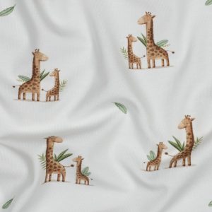 Zachte Poppy jersey met digitale girafprint op wit. Rekbare en comfortabele stof, ideaal voor baby-, kinder- en dameskleding