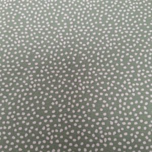 Speelse katoenen stof in groen met witte stippenprint. OEKO-TEX Standard 100 gecertificeerd en ideaal voor kleding, accessoires en woondecoratie.