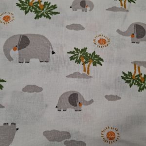 Mooie katoenen stof met grijze olifanten, palmbomen en oranje accenten op een witte ondergrond. OEKO-TEX Standard 100 gecertificeerd en ideaal voor kinderkleding en accessoires.
