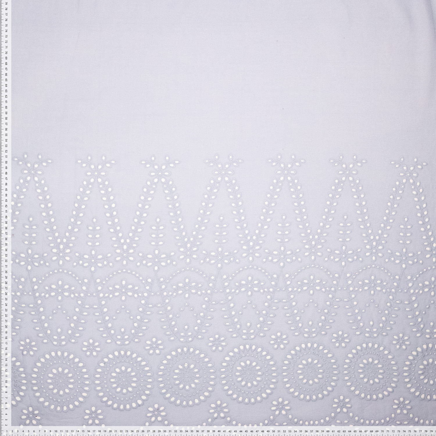 Stof voor Fibre Mood model Storm kopen? Kies deze poplin katoen met embroirdery rand lila met OEKO-TEX Standard 100 certificering.