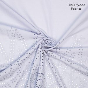 Stof voor Fibre Mood model Storm kopen? Kies deze poplin katoen met embroirdery rand lila met OEKO-TEX Standard 100 certificering.