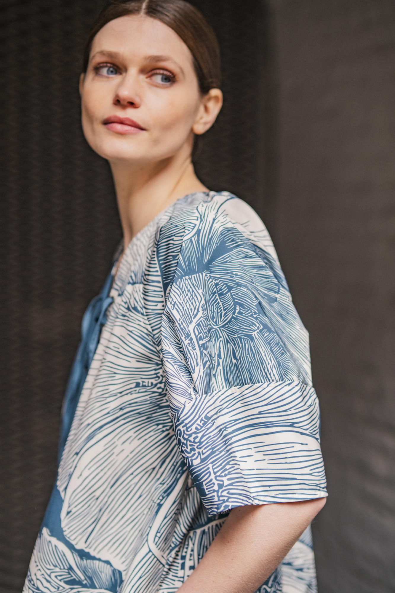 Fibre Mood – Kaori - trenchstof Flower - petrol - Afbeelding 6