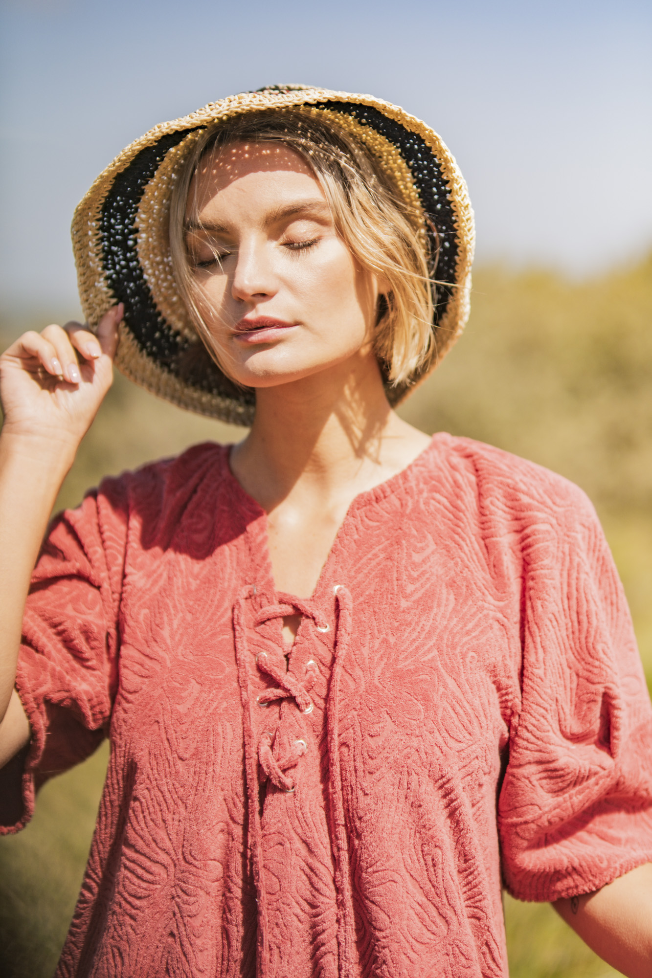 Stof voor Fibre Mood model Kaori kopen? Kies deze badstof met ingeweven patroon in de kleur terracotta met OEKO-TEX Standard 100 certificering.