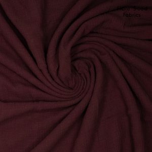 Naai het Fibre Mood model Storm met deze zachte woven cotton slub double gauze in dark bordeaux. Comfortabele kwaliteit met een mooie, natuurlijke uitstraling.