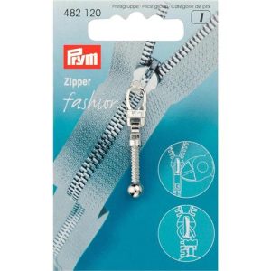Geef kleding en accessoires een stoere uitstraling met de Prym Fashion-Zipper kogel zilverkleurig. Eenvoudig te bevestigen met karabijnhaak en ideaal als vervanging van een ritstrekker