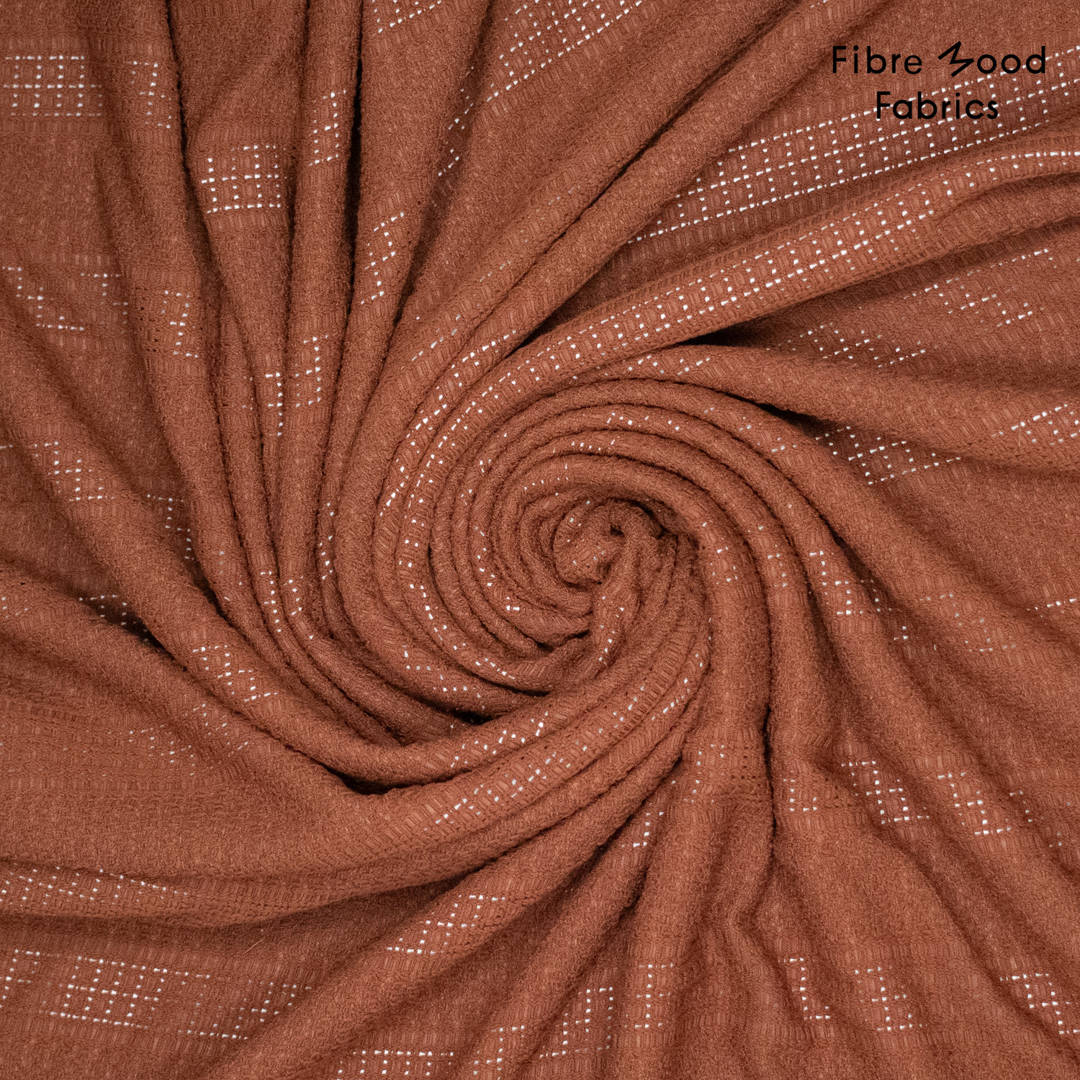 Maak stijlvolle kleding met Fibre Mood Amaya Woven PL/EA Crochet. Een geweven stof met gehaakte uitstraling en lichte stretch, perfect voor gilets, jasjes, tops en rokken.