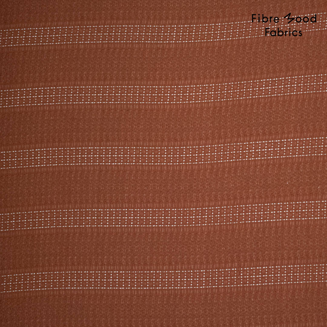 Maak stijlvolle kleding met Fibre Mood Amaya Woven PL/EA Crochet. Een geweven stof met gehaakte uitstraling en lichte stretch, perfect voor gilets, jasjes, tops en rokken.