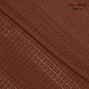 Maak stijlvolle kleding met Fibre Mood Amaya Woven PL/EA Crochet. Een geweven stof met gehaakte uitstraling en lichte stretch, perfect voor gilets, jasjes, tops en rokken.