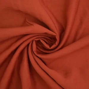 Ontdek Fibre Mood Maris FM792422-198 in oranje. Een lichte geweven stof van viscose en nylon met een subtiele glans. Ideaal voor blouses, jurken, tunieken en rokken.