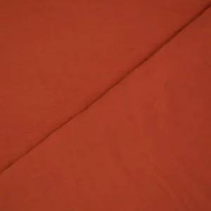 Ontdek Fibre Mood Maris FM792422-198 in oranje. Een lichte geweven stof van viscose en nylon met een subtiele glans. Ideaal voor blouses, jurken, tunieken en rokken.