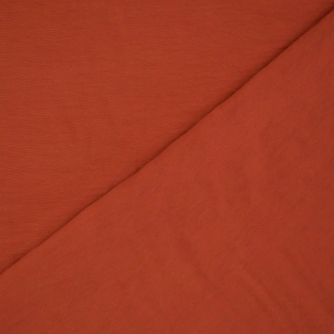 Ontdek Fibre Mood Maris FM792422-198 in oranje. Een lichte geweven stof van viscose en nylon met een subtiele glans. Ideaal voor blouses, jurken, tunieken en rokken.