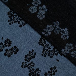 Katoen chenille jacquard met bloemendessin en stoere denim look. Stevige kwaliteit van 405 gr/m², ideaal voor jacks, rokken, broeken en statement items.