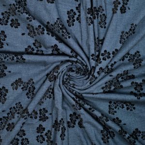 Katoen chenille jacquard met bloemendessin en stoere denim look. Stevige kwaliteit van 405 gr/m², ideaal voor jacks, rokken, broeken en statement items.