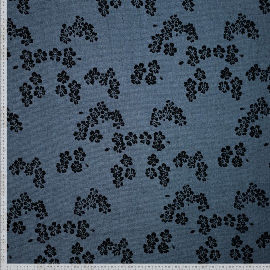 Katoen chenille jacquard met bloemendessin en stoere denim look. Stevige kwaliteit van 405 gr/m², ideaal voor jacks, rokken, broeken en statement items.