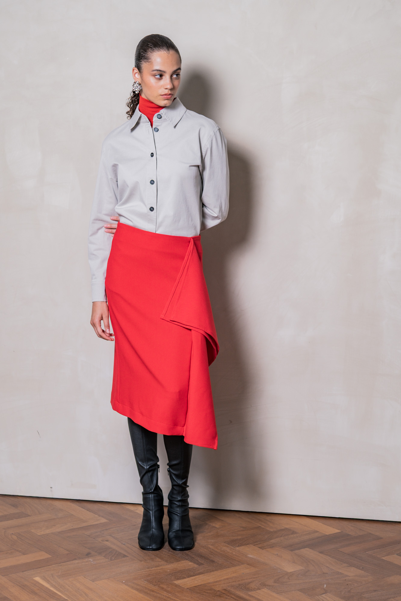 Deze elastische polyester-viscose crepé in de kleur rood wordt gebruikt voor Fibre Mood model Yuna en is duurzaam gemaakt volgens de OEKO-TEX Standard 100.