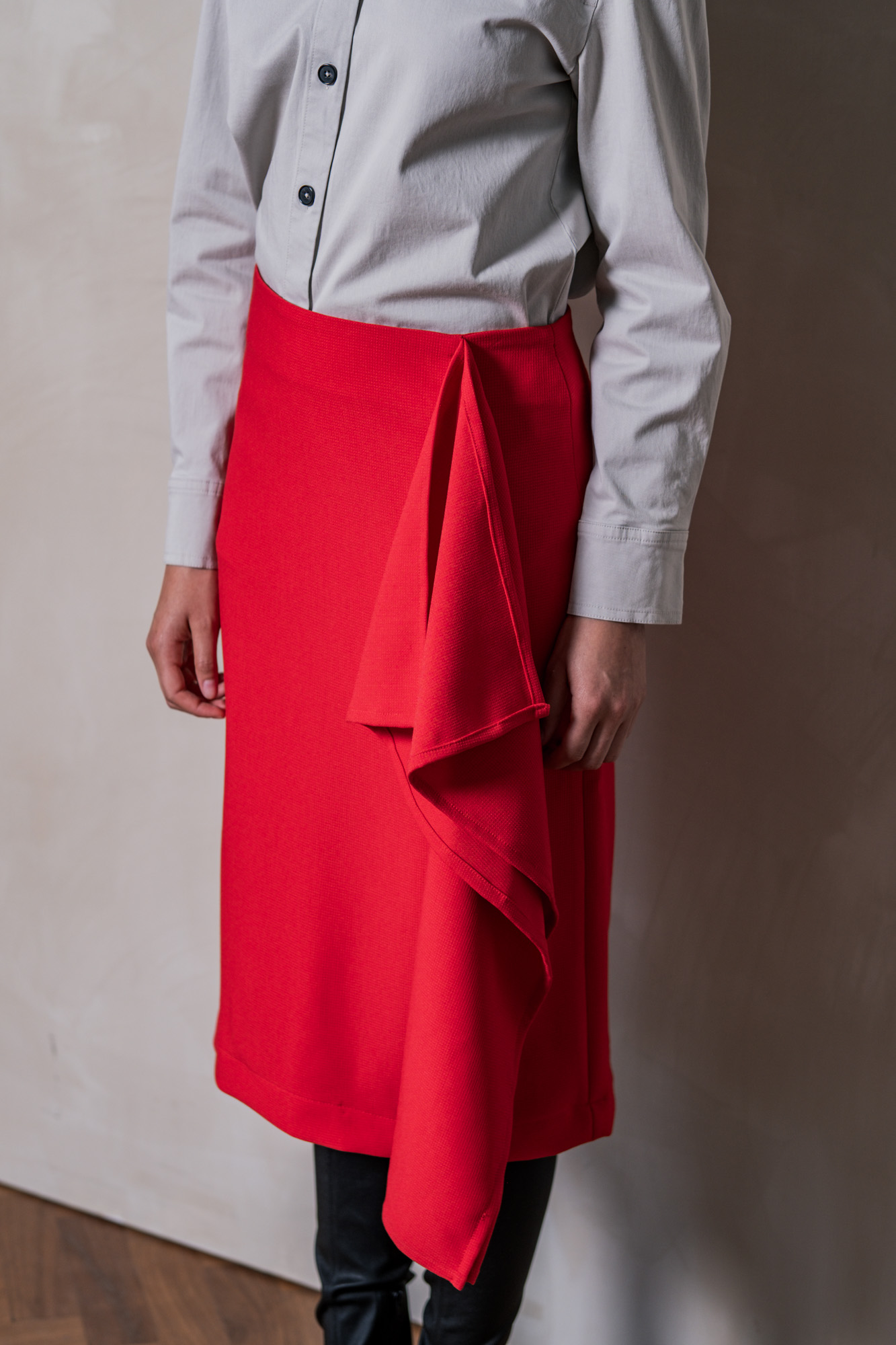 Deze elastische polyester-viscose crepé in de kleur rood wordt gebruikt voor Fibre Mood model Yuna en is duurzaam gemaakt volgens de OEKO-TEX Standard 100.
