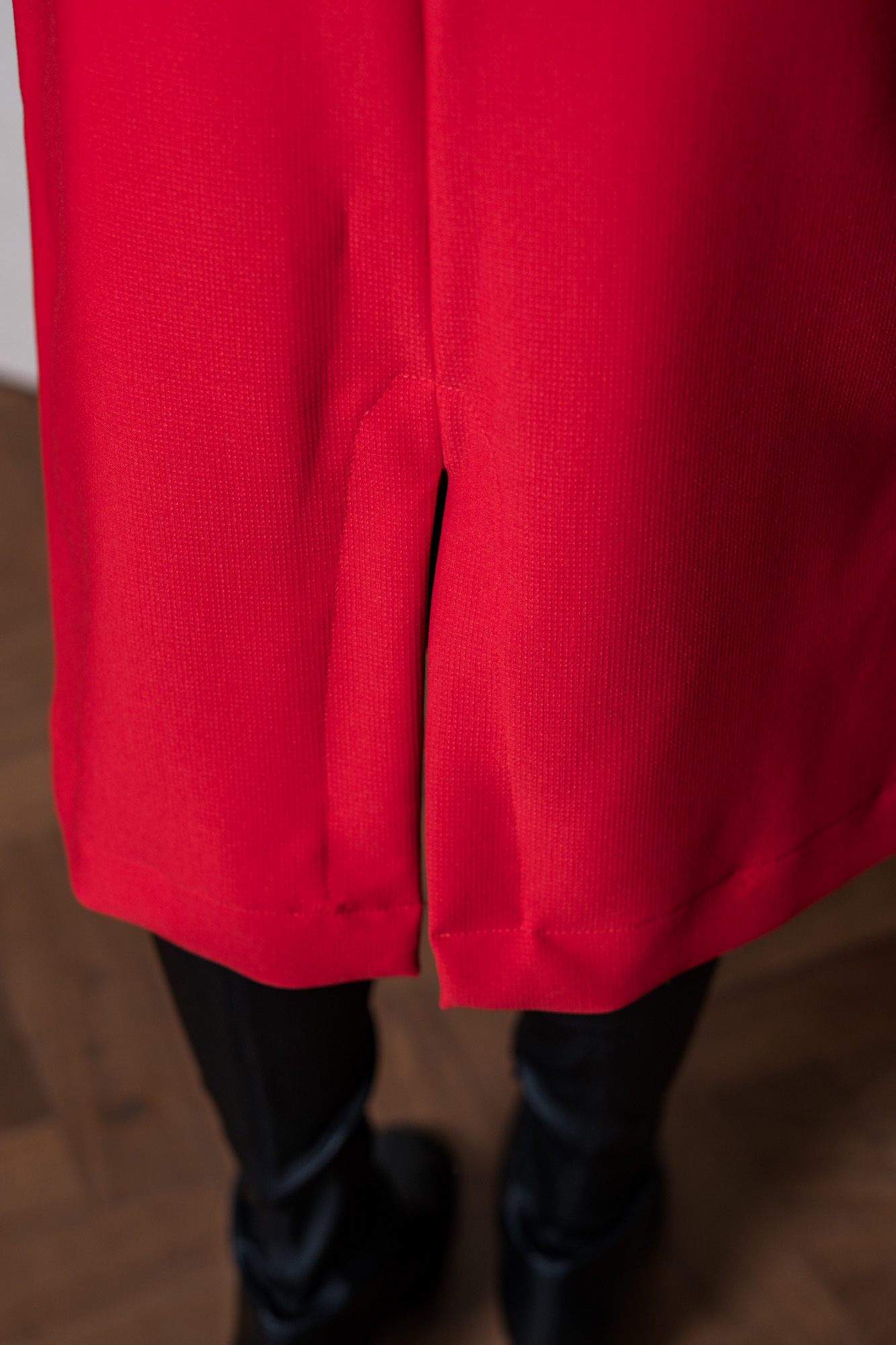 Deze elastische polyester-viscose crepé in de kleur rood wordt gebruikt voor Fibre Mood model Yuna en is duurzaam gemaakt volgens de OEKO-TEX Standard 100.