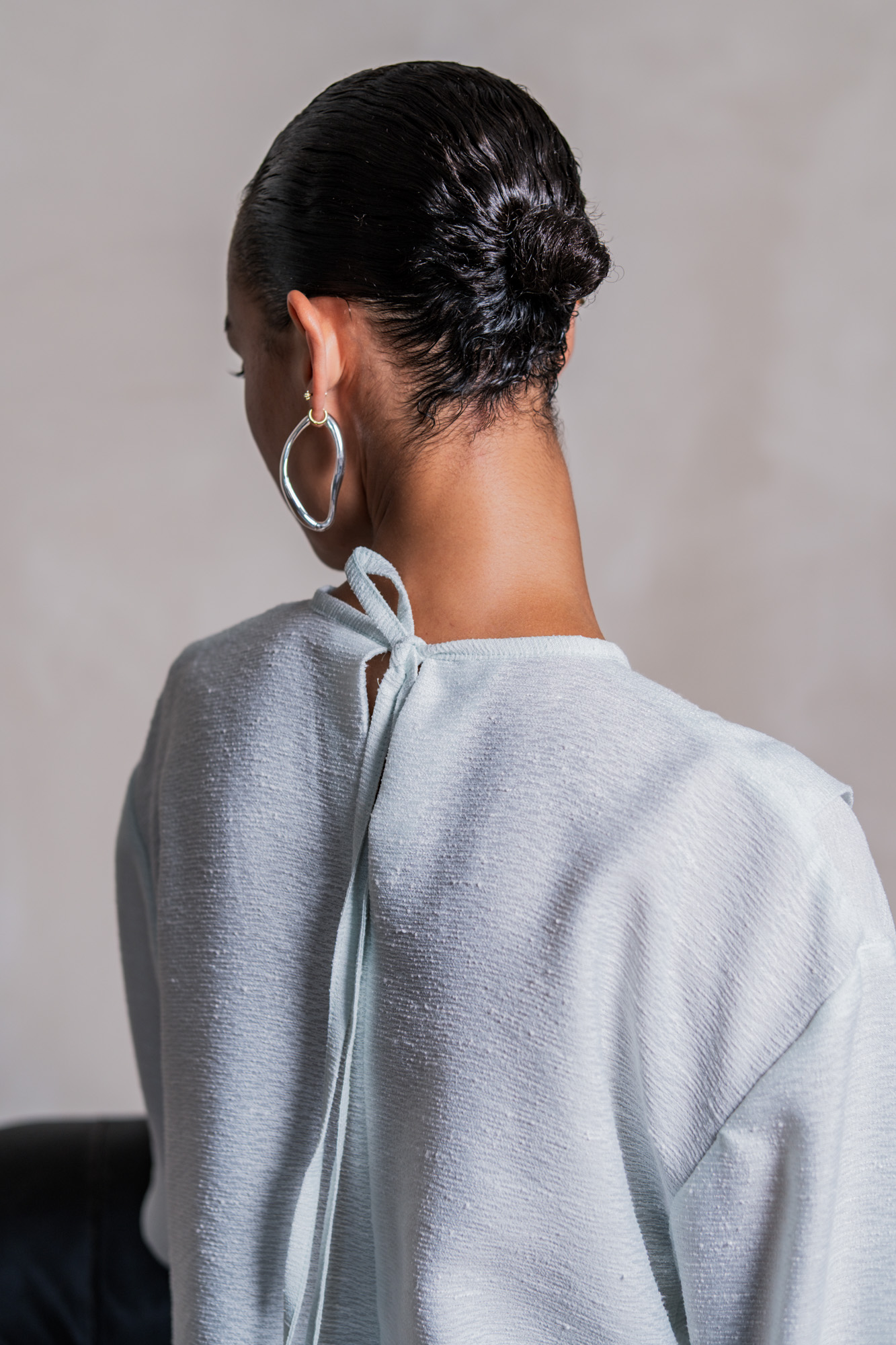 Ontdek de Fibre Mood FM417088‑70 crêpestof: een soepele, matte geweven stof met lichte glans, ideaal voor het Veya‑patroon. Perfect voor jurken, blouses en rokken. Verkrijgbaar bij sistersstoffen.nl.